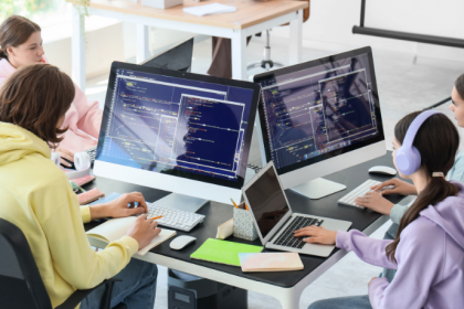 Descubra como as trilhas de carreira em tecnologia podem começar ainda no ensino médio e ganhar força no técnico — por Sérgio Bento De Araújo.