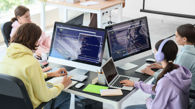 Descubra como as trilhas de carreira em tecnologia podem começar ainda no ensino médio e ganhar força no técnico — por Sérgio Bento De Araújo.