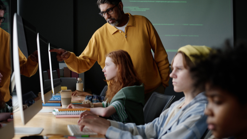 Sérgio Bento De Araújo explica como o caminho da formação tecnológica se constrói desde cedo, conectando escola, técnico e futuro profissional.