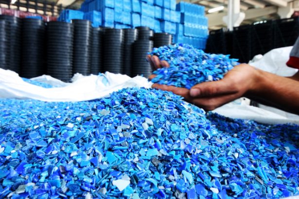 Entenda como Elias Assum Sabbag Junior analisa a eficiência operacional no ramo de plásticos e os fatores que impactam produtividade, custos e competitividade.