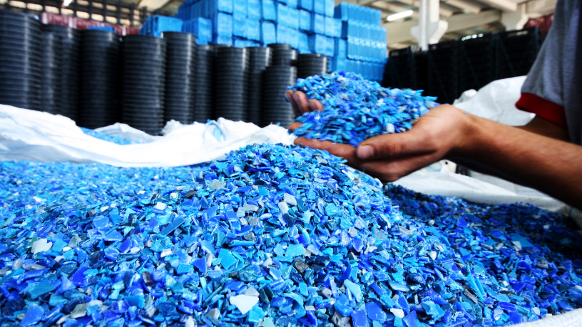 Entenda como Elias Assum Sabbag Junior analisa a eficiência operacional no ramo de plásticos e os fatores que impactam produtividade, custos e competitividade.