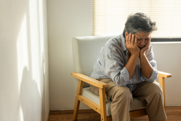 Entenda como os golpes contra idosos acontecem e, com o Sindnapi - Sindicato Nacional dos Aposentados, Pensionistas e Idosos, saiba o que fazer para evitar fraudes.