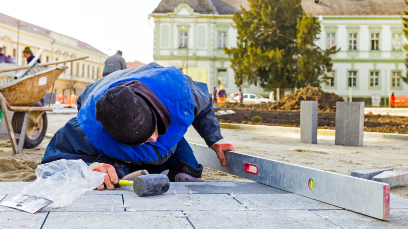 Entenda com Valderci Malagosini Machado quais critérios técnicos garantem pisos intertravados mais duráveis e resistentes ao uso diário.