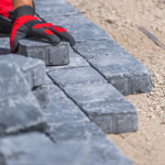 Valderci Malagosini Machado explica como a resistência, a compressão e a abrasão influenciam diretamente na durabilidade dos pisos intertravados.