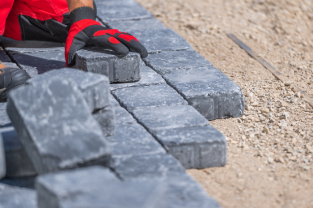 Valderci Malagosini Machado explica como a resistência, a compressão e a abrasão influenciam diretamente na durabilidade dos pisos intertravados.