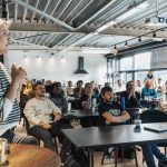Palestrante apresenta ferramentas de tecnologia para um público diverso em um workshop.