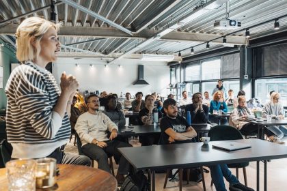 Palestrante apresenta ferramentas de tecnologia para um público diverso em um workshop.